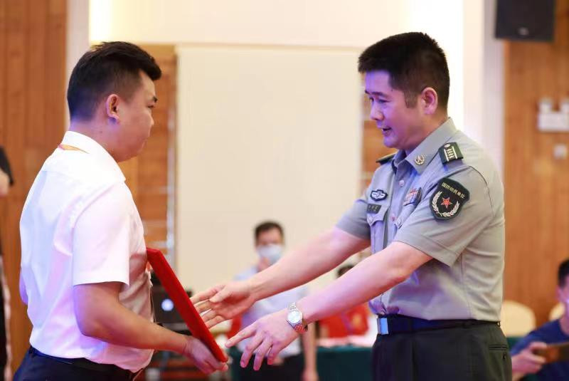 杨亦文颁奖.jpg